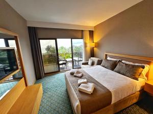 pokój hotelowy z łóżkiem z dwoma ręcznikami w obiekcie Blue Sea Hotel w mieście Trabzon