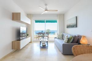 Televízia a/alebo spoločenská miestnosť v ubytovaní Imperator Sea Views Apartments