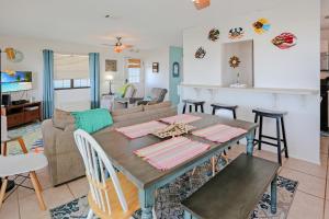 - un salon avec une table et un canapé dans l'établissement Pelican Bend by Pristine Properties Vacation Rentals, à Indian Pass