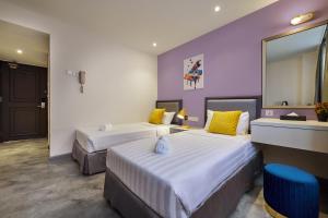 Postel nebo postele na pokoji v ubytování PJ De Inn Hotel
