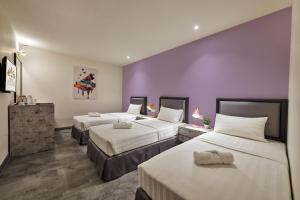Postel nebo postele na pokoji v ubytování PJ De Inn Hotel