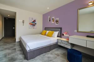 Postel nebo postele na pokoji v ubytování PJ De Inn Hotel