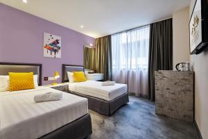 Postel nebo postele na pokoji v ubytování PJ De Inn Hotel