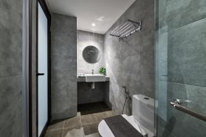 Koupelna v ubytování PJ De Inn Hotel + 37 fotografií