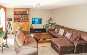 ein Wohnzimmer mit einem Sofa und einem Tisch in der Unterkunft 3 Bedroom Awesome Home In Agde in Cap d'Agde