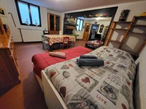 ein Schlafzimmer mit einem großen Bett mit einer roten Decke in der Unterkunft Villa Ghiaia locazione turistica in Castel d'Azzano