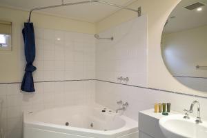 Ванная комната в White Crystal Apartments +33 фотографии