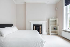 Tempat tidur dalam kamar di Stylish flat in Hampstead