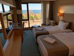 una camera d'albergo con due letti e vista sull'oceano di Blue Sea Hotel a Trabzon