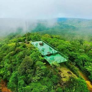 un bâtiment au sommet d'une colline dans la jungle dans l'établissement Mandalas Ecolodge, à Cerro Azul