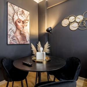 een eetkamer met een tafel met een kaars en een schilderij bij Classy Apartment in Athens in Athene