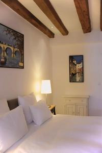 Un pat sau paturi într-o cameră la La Rouvenaz