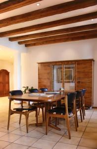 لا روفناز  في مونترو: غرفة طعام مع طاولة وكراسي خشبية