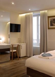 Habitación de hotel con cama y escritorio en La Rouvenaz en Montreux