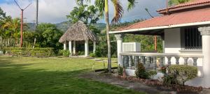 ein Haus mit einem Rasenplatz und einem Pavillon in der Unterkunft Villa José al in Santiago de los Caballeros