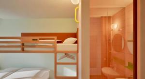 Двухъярусная кровать или двухъярусные кровати в номере Greet Hotel Nice Aéroport Promenade des Anglais