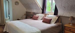 En eller flere senge i et værelse på Moulin de Giboudet Chambres d'hôtes