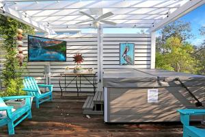 高地景观Slice of Heaven by Pristine Properties Vacation Rentals的庭院设有白色凉亭和桌椅