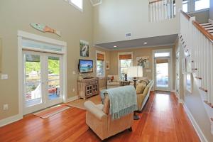 Slice of Heaven by Pristine Properties Vacation Rentals的电视和/或娱乐中心