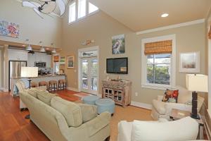 Slice of Heaven by Pristine Properties Vacation Rentals的厨房或小厨房