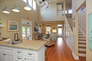 Slice of Heaven by Pristine Properties Vacation Rentals的电视和/或娱乐中心