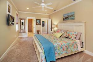 Slice of Heaven by Pristine Properties Vacation Rentals客房内的一张或多张床位