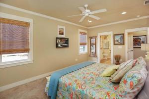 Slice of Heaven by Pristine Properties Vacation Rentals客房内的一张或多张床位