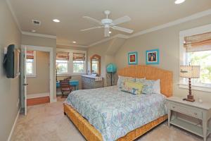 Slice of Heaven by Pristine Properties Vacation Rentals客房内的一张或多张床位