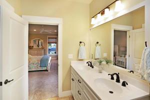 Slice of Heaven by Pristine Properties Vacation Rentals的一间浴室