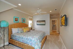 Slice of Heaven by Pristine Properties Vacation Rentals客房内的一张或多张床位