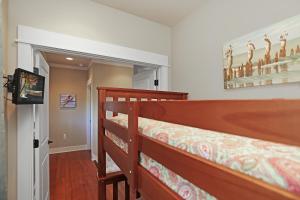 Slice of Heaven by Pristine Properties Vacation Rentals客房内的一张或多张床位