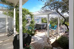 Slice of Heaven by Pristine Properties Vacation Rentals外面的花园