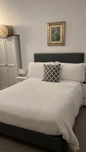 Een bed of bedden in een kamer bij La Terrazza Vercelli Bed & Charme