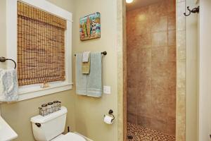 Slice of Heaven by Pristine Properties Vacation Rentals的一间浴室