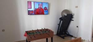ein Wohnzimmer mit einem TV und einem Tisch mit einem TV in der Unterkunft Appartement Néoclassique centre-ville in Casablanca