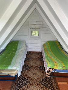 Una habitación con 2 camas en una tienda en SZAŁASY drewniane nad rzeką BIEBRZA en Goniadz