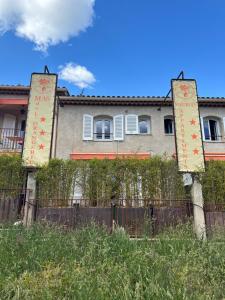 uma casa com uma cerca em frente em Le Mas de l'Orangerie 3 etoiles em Gréoux-les-Bains