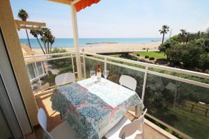 una mesa en un balcón con vistas a la playa en Apartamento Maria Paz Cambrils, en Cambrils