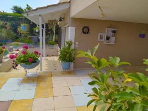Vonkajšia záhrada v ubytovaní Olyna’s Apartment N.S Preveza