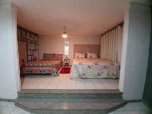 ein Schlafzimmer mit zwei Betten in einem Zimmer in der Unterkunft locação de casa no Jardim Tavares por diária. in Campina Grande