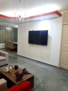ein Wohnzimmer mit einem Flachbildfernseher an der Wand in der Unterkunft locação de casa no Jardim Tavares por diária. in Campina Grande