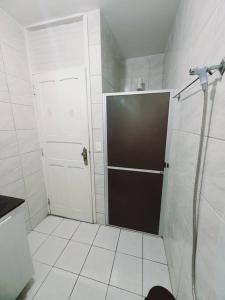 ein Bad mit einer Dusche und einer schwarzen Tür in der Unterkunft locação de casa no Jardim Tavares por diária. in Campina Grande + 27 Fotos
