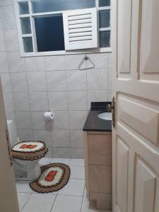 ein Badezimmer mit Toilette und Waschbecken und einem Fenster in der Unterkunft locação de casa no Jardim Tavares por diária. in Campina Grande