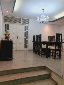 ein Esszimmer mit Tisch und Stühlen und einem Kronleuchter in der Unterkunft locação de casa no Jardim Tavares por diária. in Campina Grande