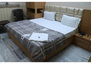 sypialnia z łóżkiem z laptopem w obiekcie Rk Lodge w mieście Amritsar