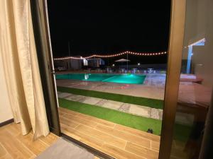 Bazén v ubytování BAYU VILLA SEGAMAT nebo v jeho okolí