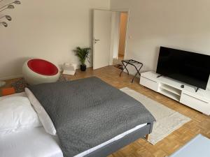 a living room with a bed and a flat screen tv at Suiten - Appartement by Studio Living in Haselünne