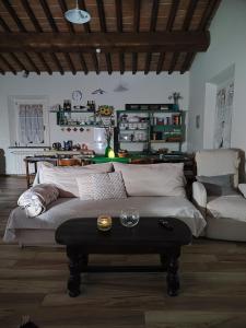 uma sala de estar com uma cama e uma mesa em Corte Volpe Home em Lucca