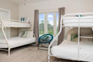 เตียงในห้องที่ Five on the Beach by Pristine Property Vacation Rentals