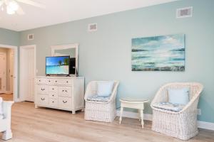 โทรทัศน์และ/หรือระบบความบันเทิงของ Five on the Beach by Pristine Property Vacation Rentals +35 ภาพ
